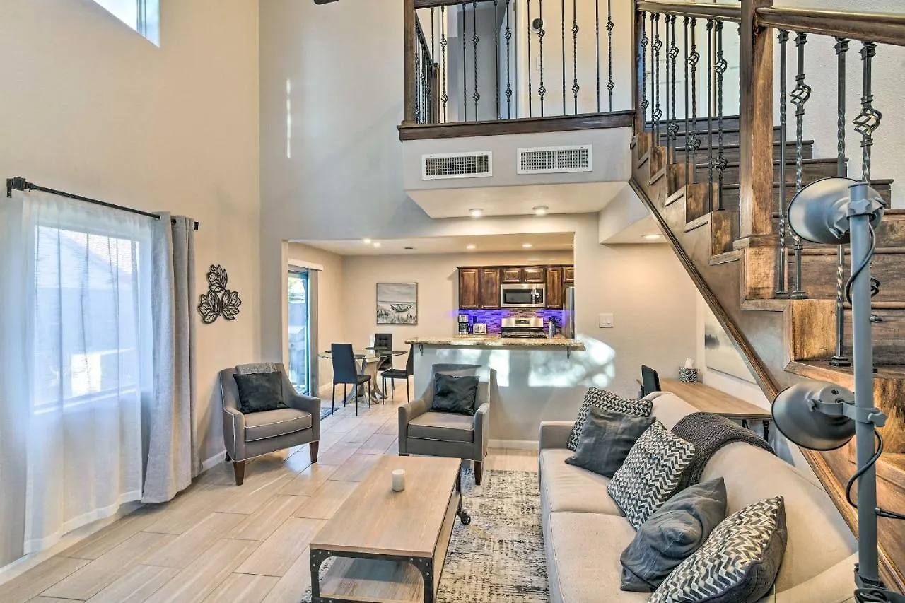 Contemporary Vegas Townhome With Community Pool 拉斯维加斯