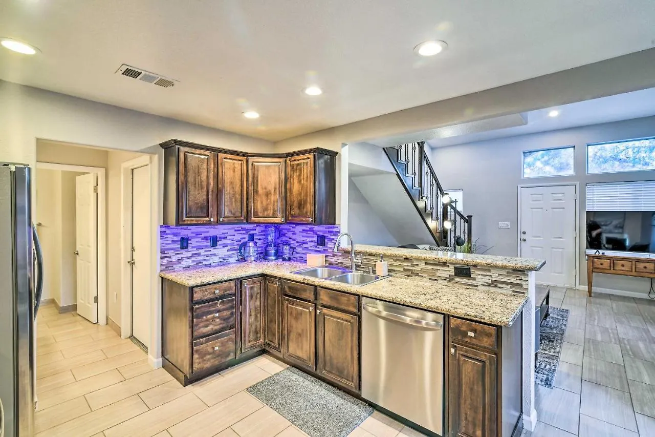 度假居 Contemporary Vegas Townhome With Community Pool 拉斯维加斯