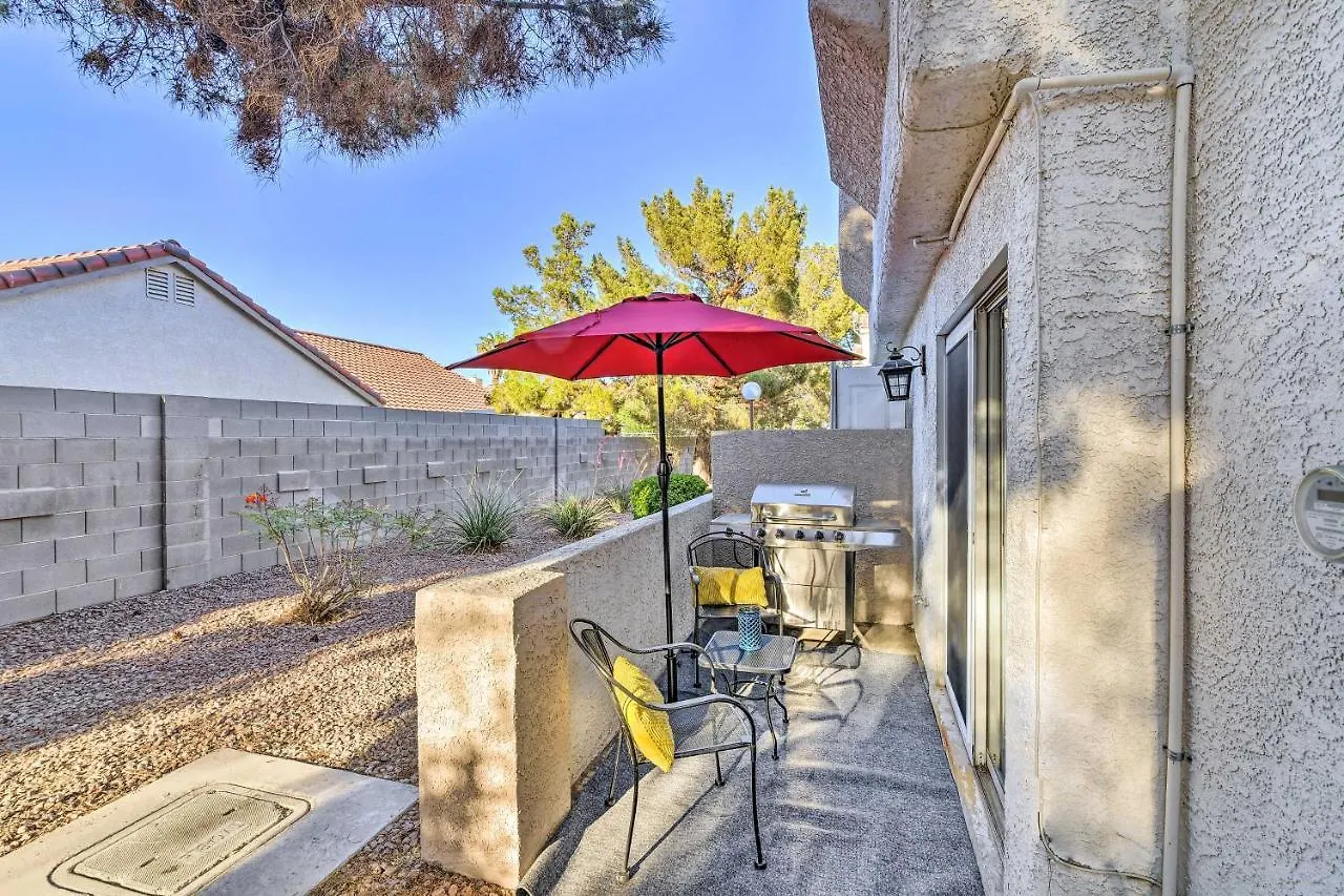 Contemporary Vegas Townhome With Community Pool 拉斯维加斯