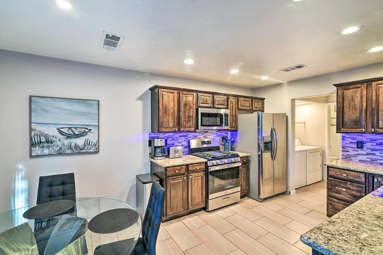 Contemporary Vegas Townhome With Community Pool Las Vegas Сasa de vacaciones