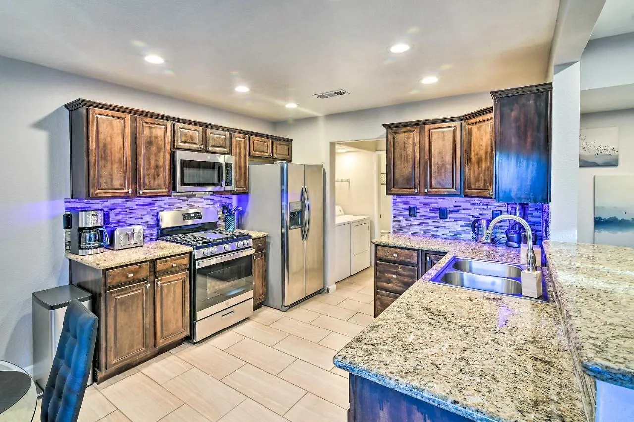 Сasa de vacaciones Contemporary Vegas Townhome With Community Pool Las Vegas Estados Unidos
