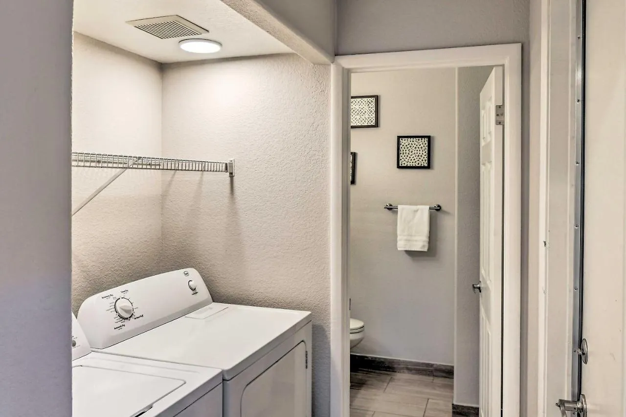 Сasa de vacaciones Contemporary Vegas Townhome With Community Pool Las Vegas